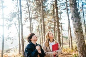 cientistas estão estudando espécies de plantas na floresta. cientista ecologista inspecionar árvores foto