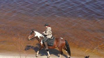 pessoas a cavalo na margem do lago foto