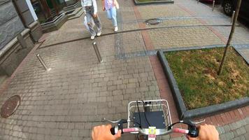 kiev, ucrânia - 21 de maio de 2021 visão em primeira pessoa. homem anda de bicicleta no kiev foto