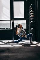 retrato de mulher jovem e atraente fazendo exercícios de ioga ou pilates foto