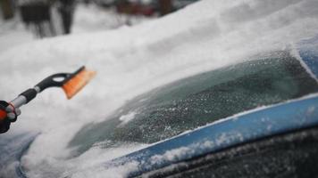 mulher tirando neve do carro foto