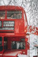 amoroso jovem casal se diverte no ônibus vermelho foto