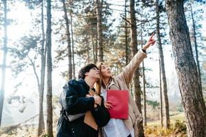 cientistas estão estudando espécies de plantas na floresta. cientista ecologista inspecionar árvores foto