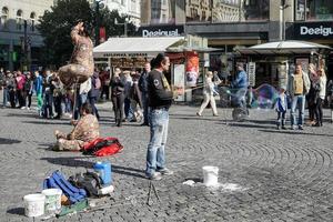 praga, república checa, 2014. artistas de rua na entrada da praça wenceslas em praga foto