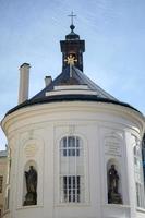 praga, república checa, 2014 capela da santa cruz na área do castelo de praga foto