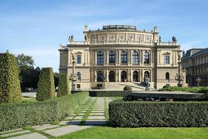 praga, república checa, 2014. edifício rudolfinum na praça jan palach em praga foto