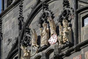 praga, república checa, 2014 estátuas na torre de entrada para charles bridge em praga foto