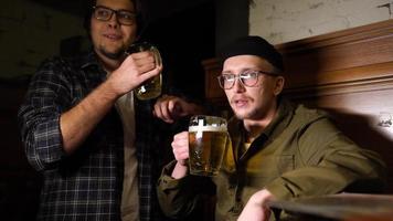 jovens amigos se divertindo juntos bebendo cerveja em um pub. foto