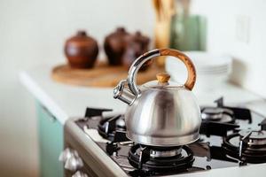 chaleira no fogão a gás. interior da cozinha moderna foto