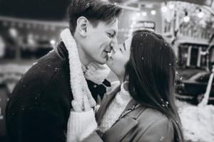 lindo casal jovem posando no ônibus velho foto