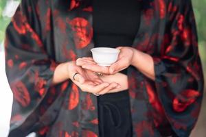 cerimônia do chá é realizada pelo mestre do chá em quimono foto