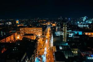 vista aérea de alta altitude da cidade à noite foto