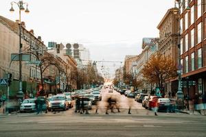 kiev, ucrânia - 14 de abril de 2019 visão noturna das ruas de kiev. confusão urbana. rua bogdan khmelnitsky foto