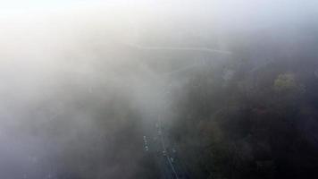 uma cidade coberta de neblina. tráfego da cidade, vista aérea foto