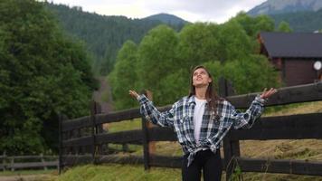 uma jovem mulher caucasiana atraente fica perto de uma cerca foto