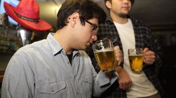 cara com uma cerveja em um bar com amigos em uma noite de sábado foto