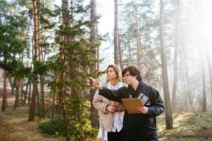 cientistas estão estudando espécies de plantas e inspecionando árvores na floresta. foto