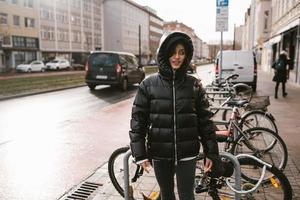 jovem pega sua bicicleta no estacionamento foto