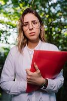 jovem engenheiro agrônomo trabalhando em estufa. jovem cientista feminina olhando para a câmera foto