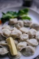 prato tradicional pelmeni recheado com carne. foto