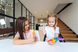 foto de duas meninas brincando na mesa na câmera