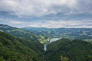 maravilhoso pequeno lago em uma paisagem de montanha verde foto