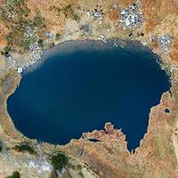 lago nesamovite montanha lago dos cárpatos ucranianos, um lago no outono. foto