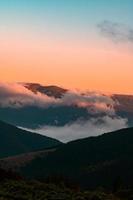 montanha petros no nevoeiro da manhã, cordilheira nublada ao amanhecer, as montanhas mágicas da ucrânia. foto