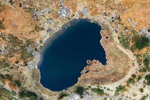 lago nesamovite montanha lago dos cárpatos ucranianos, um lago no outono. foto