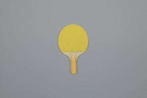 demonstrando as cores da moda do ano de 2021. cinza e amarelo. raquete de tênis de mesa foto