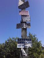 kiev oblast, ucrânia - 12 de setembro de 2022 anúncios de serviço de construção em um poste foto
