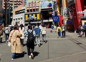 osaka, japão, em 9 de abril de 2019. esta é uma foto retrovisora de pessoas entrando nos estúdios universais japão.