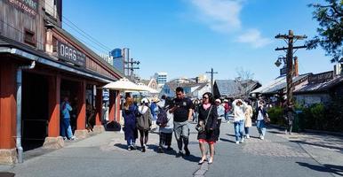 osaka, japão, em 9 de abril de 2019. são alguns turistas tirando fotos nos estúdios universais japão em um dia ensolarado.