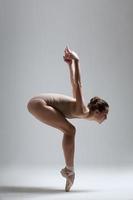 dançarina de balé feminina pronta na ponta dos pés
