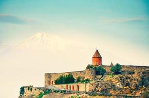 vista cinematográfica marco histórico na armênia - mosteiro de khor virap com fundo de pico de montanha ararat ao nascer do sol foto