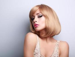 glamour bela maquiagem mulher loira com cabelo curto estilo posin