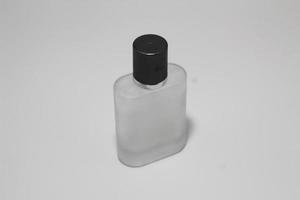 frasco de perfume de vidro de cor clara e turva isolado no fundo branco foto
