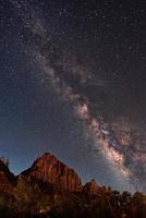 Via Láctea sobre o Parque Nacional de Zion foto