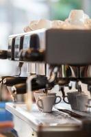 máquina de café profissional que faz café expresso. foto