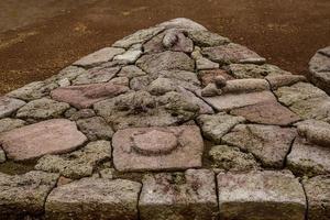 esculturas - relevos de relíquias históricas nas encostas ocidentais do monte Lawu, que se estima terem sido construídas por volta do século XIV-XV dC. foto