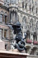 munique, alemanha, 2014. estátua putto marienplatz em munique foto