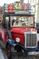 Rothenburg, Alemanha, 2014 ônibus vermelho antiquado em Rothenburg foto