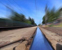 diminuindo a visão em perspectiva em uma ferrovia com um desfoque de movimento de alta velocidade foto