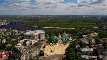 vista aérea da praça sofia e da praça mykhailivska foto