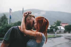 lindo casal abraçando na chuva foto