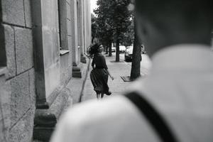 Europeu lindo casal posando na rua foto