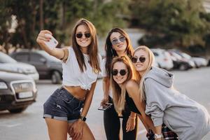 quatro jovens tirando uma selfie e se divertindo foto
