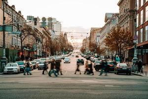 kiev, ucrânia - 14 de abril de 2019 visão noturna das ruas de kiev. confusão urbana. rua bogdan khmelnitsky foto