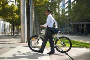 trabalhador de escritório latino-americano com rua de passagem de bicicleta