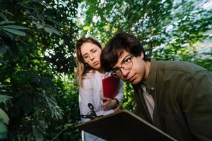 jovens engenheiros agrícolas trabalhando em grande estufa foto